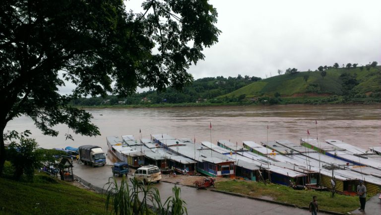 Mit Dem Slow Boat Den Mekong Hinunterschippern