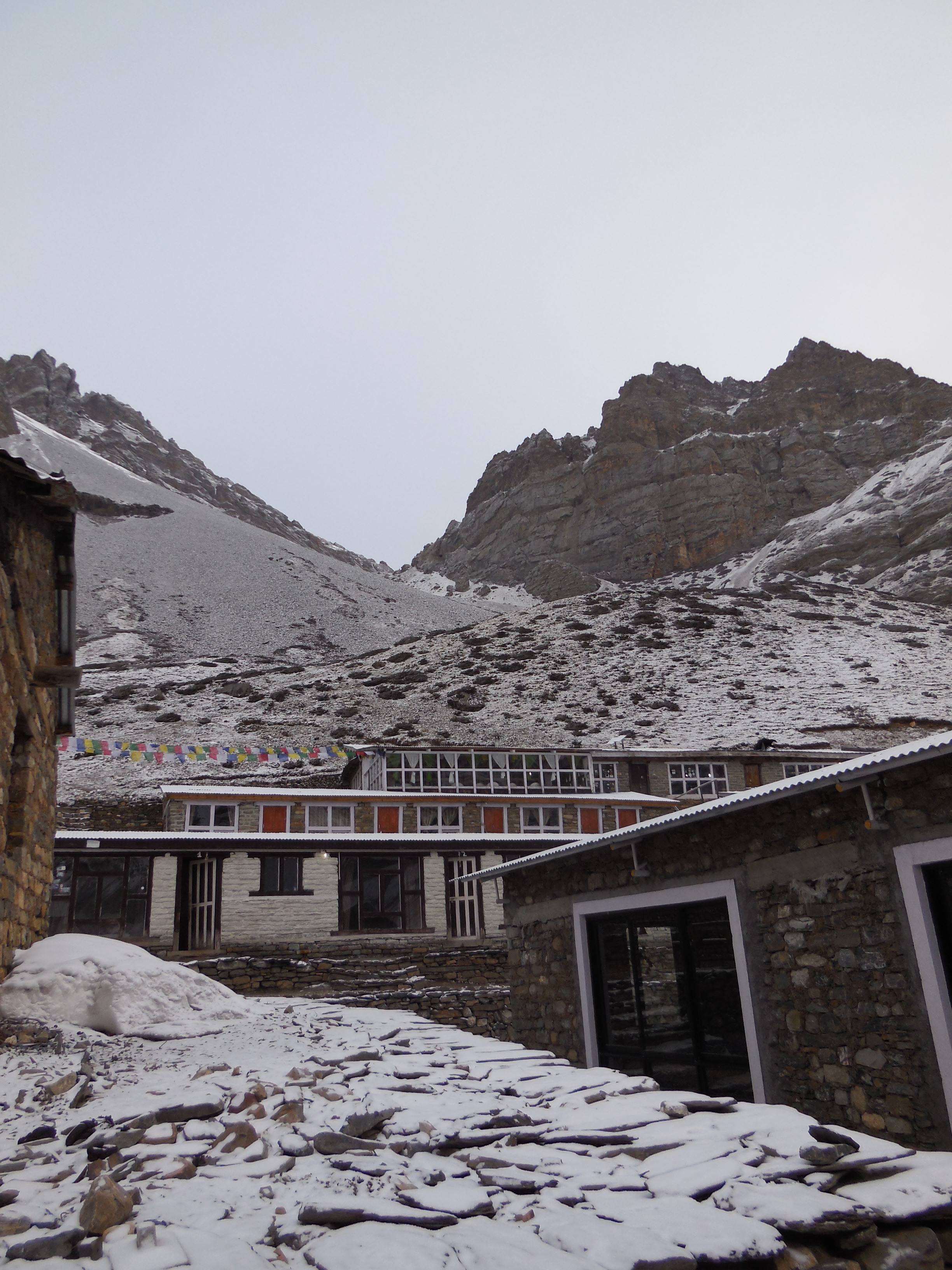 Hello, snow. I missed you so much! The high camp is a bit more up, but it is also possible to stay in this lodge in Thorung Phedi and leave early in the morning to go up to Thorung La (5418m) and reach Muktinath on the other side still on the same day