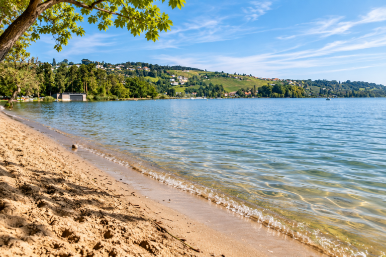 Sandstrand am Murtensee beim TCS Camping Salavaux Plage