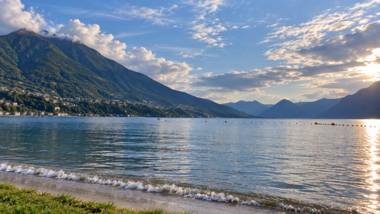 Der Strandabschnitt beim Campofelice Camping Village mit toller Aussicht auf die umliegende Bergwelt und den See