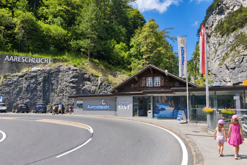 Eingang Ost der Aareschlucht bei Meiringen mit Kindern