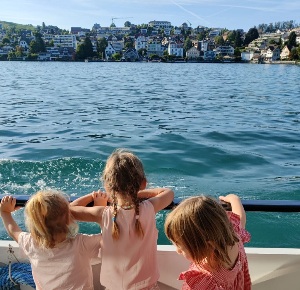 Rigi mit Kindern: Fahrt auf dem Schiff von Luzern nach Vitznau und von Weggis nach Luzern