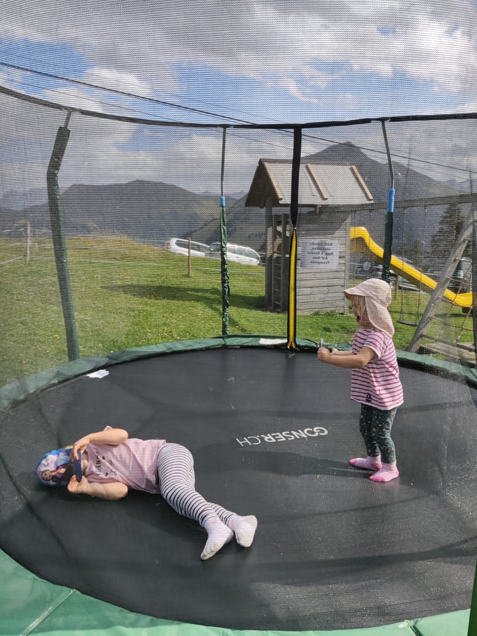 Trampolin beim Hotel Restaurant Hornfluh am Wanderweg Rinderberg zum Horneggli