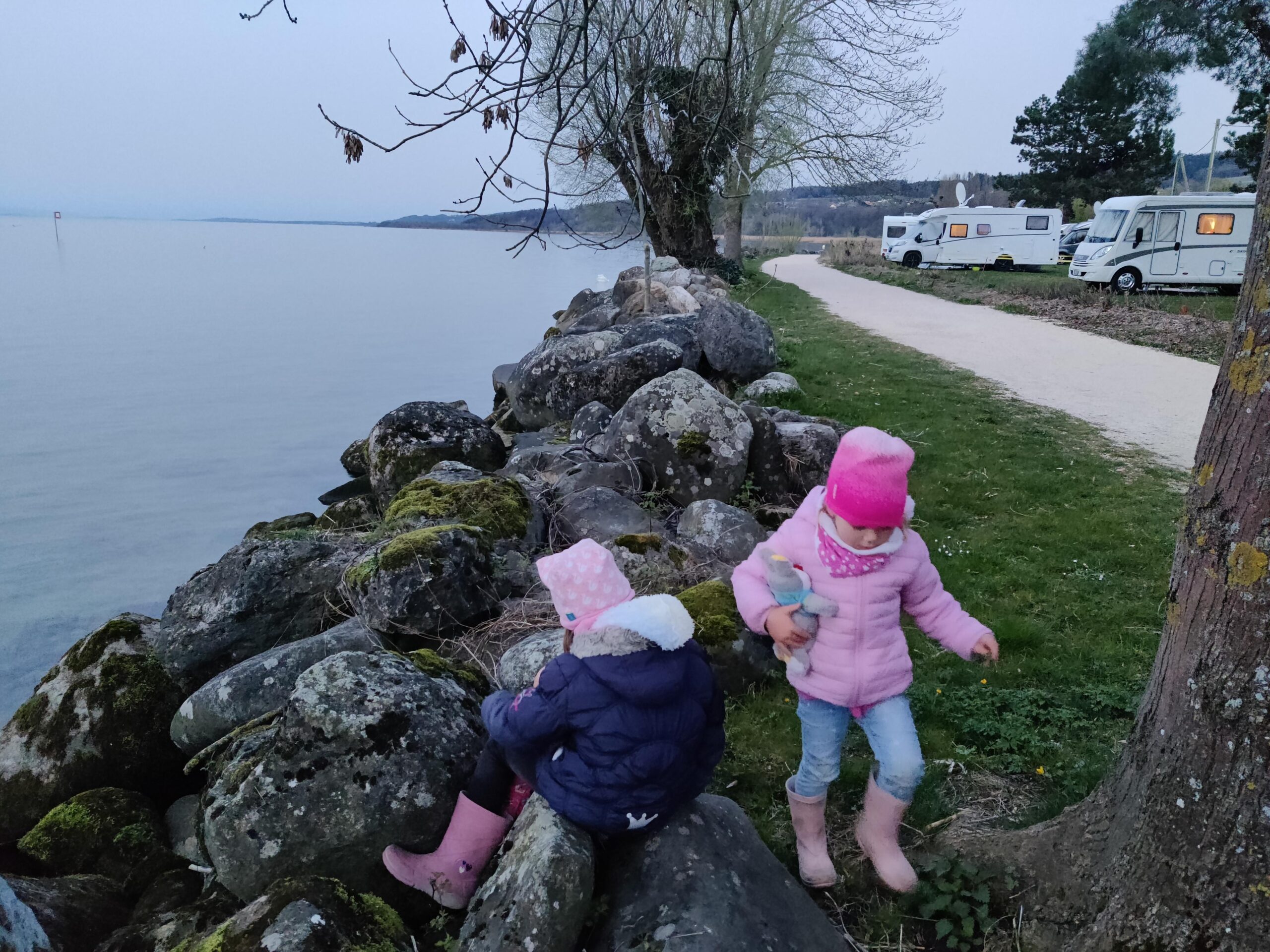 Der Strandweg mit Seezugang beim Camping Yverdon Plage