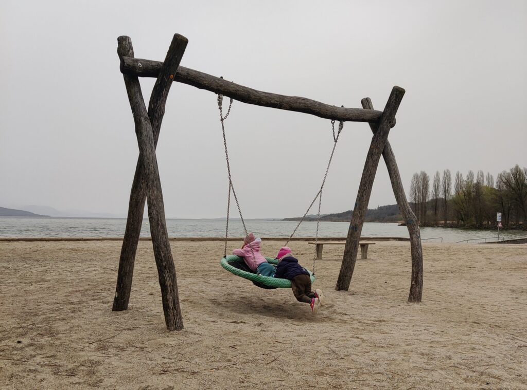 Eine schöne Schaukel im Park am Strand neben dem Campingplatz Yverdon Plage