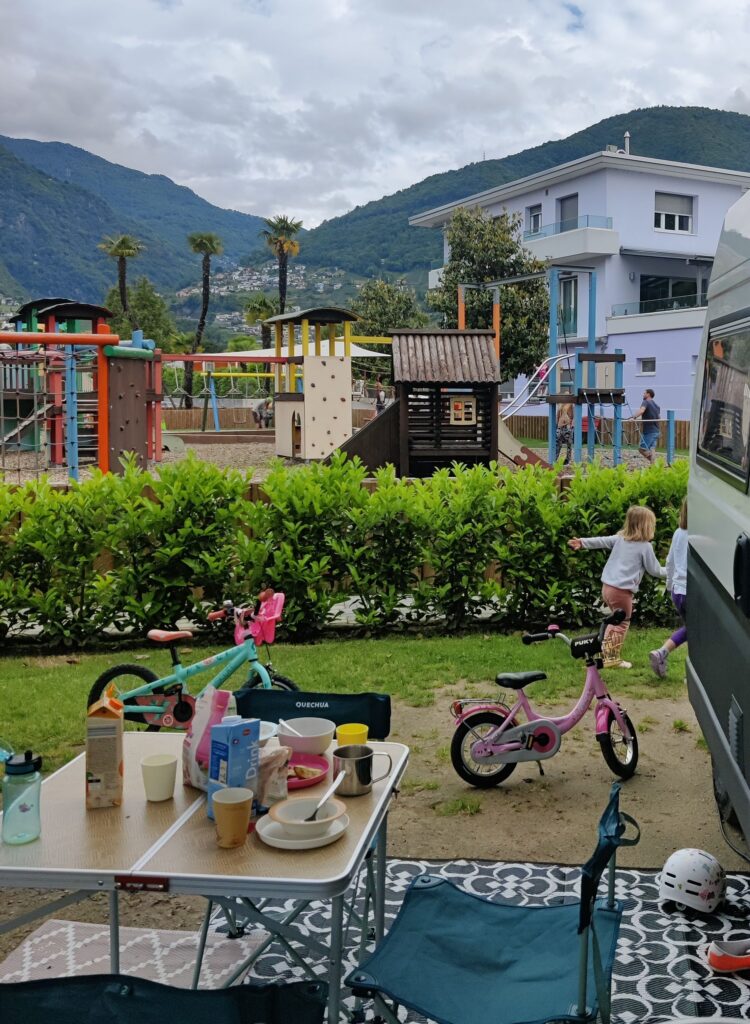 Der Stellplatz vom Campofelice Camping Village direkt am Spielplatz mit schöner Aussicht auf die Berge