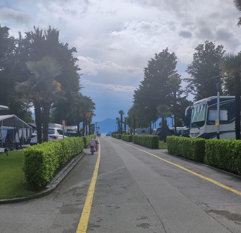 Der Weg im Campofelice Camping Village zum Lago Maggiore, Fahrradfahrende Kinder
