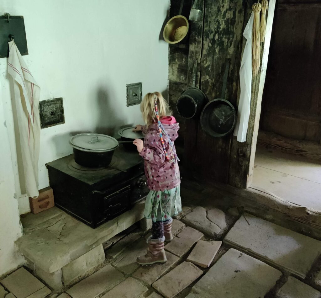 Ein alter Herd in einer alter Küche im Freilichtmuseum Ballenberg 