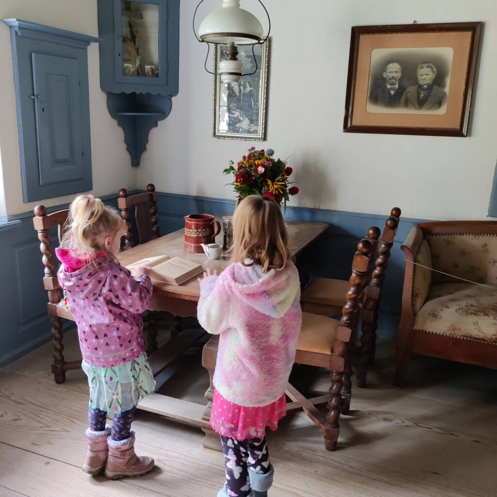 Ein altes Bauernhaus von innen im Freilichtmuseum Ballenberg