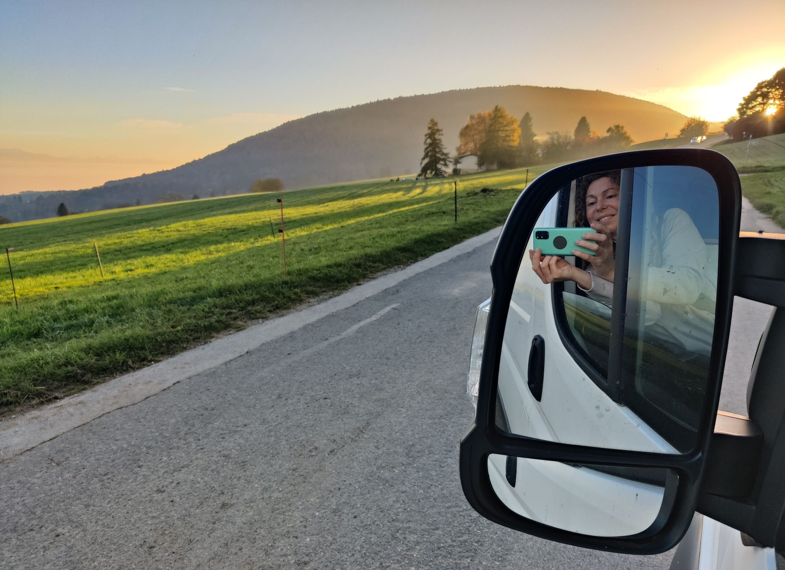 Auf dem Weg zur Creux du Van Wanderung mit dem Camper