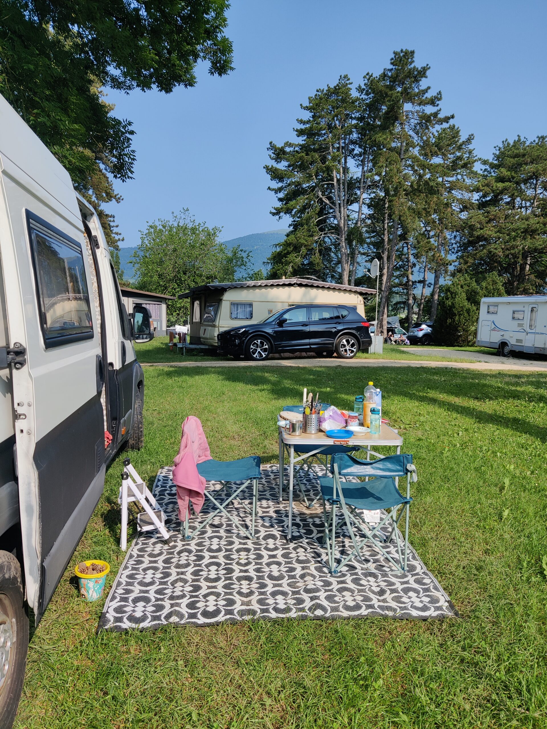 Stellplatz auf der Wiese beim TCS Camping Orbe