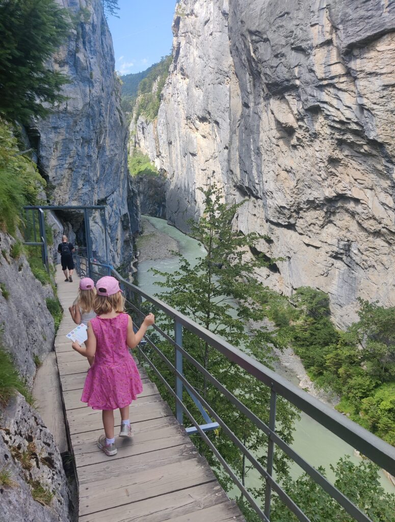 Die Aareschlucht mit Kindern von Ost nach West