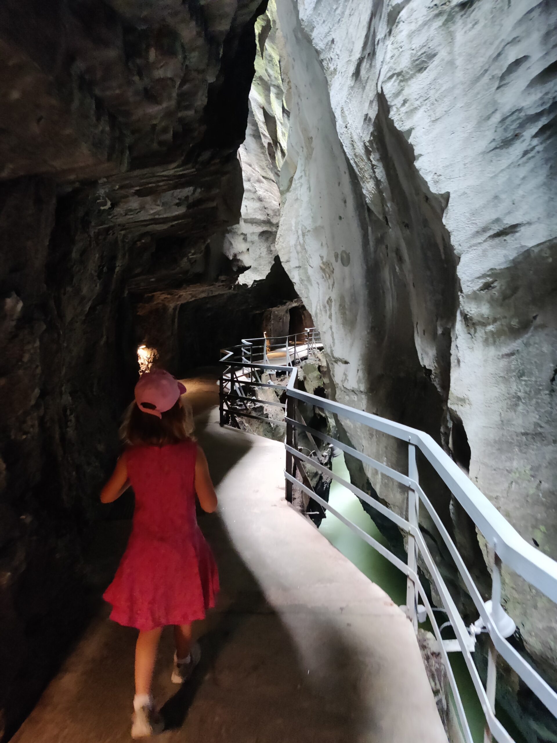 Die Tunnel und Stege der Aareschlucht