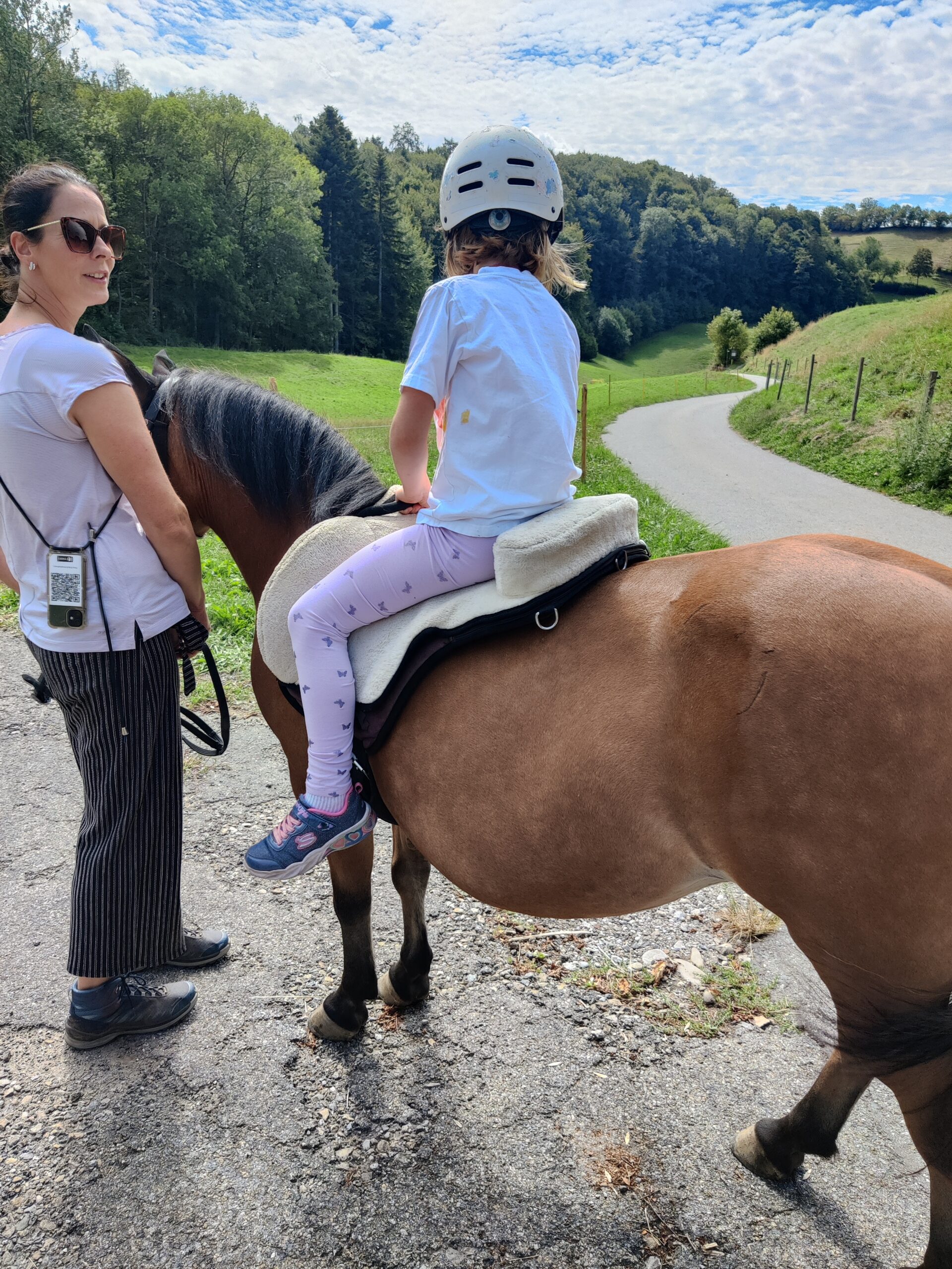 Ausritt mit Pony und Kind