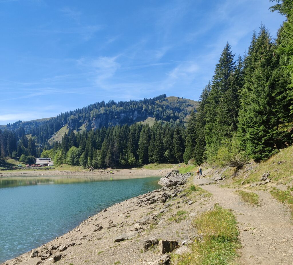 Wanderweg am Lac des Chavonnes, im Hintergrund das Berghaus