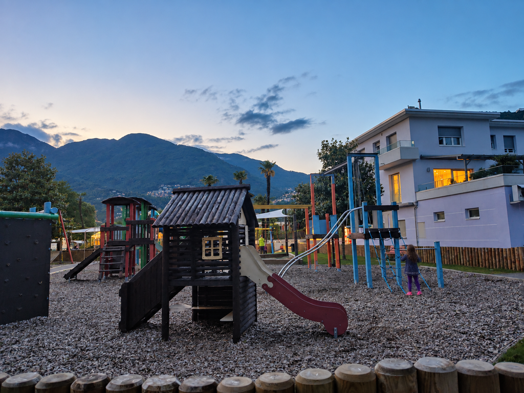 Spielplatz im Campofelice Camping Village am Lago Maggiore mit Kind am Abend