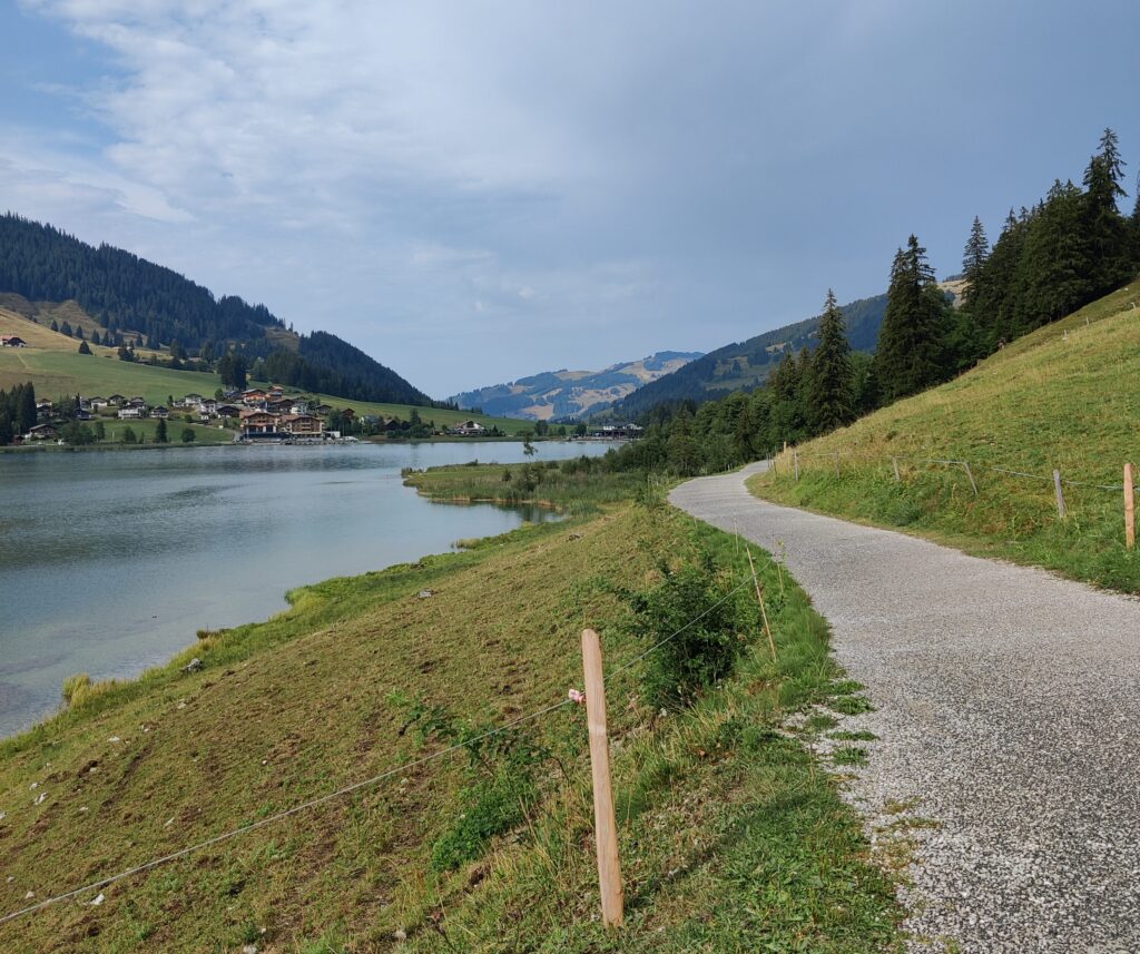 Der Wanderweg rund um den Schwarzsee