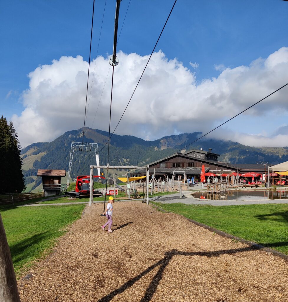 Der Spielplatz Mooraculum oberhalb Sörenberg mit der Seilbahn für die Kinder zum Spielen