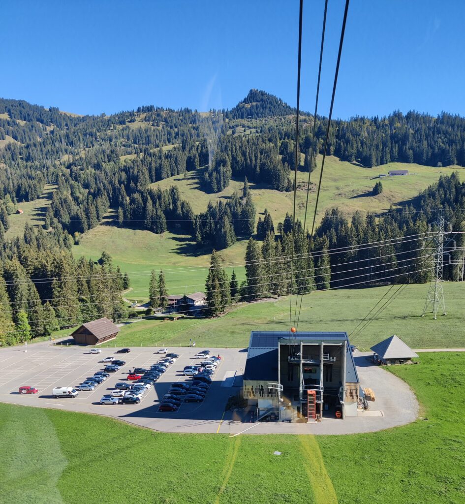 Die Talstation mit Parkplatz der Brienzer Rothornbahn