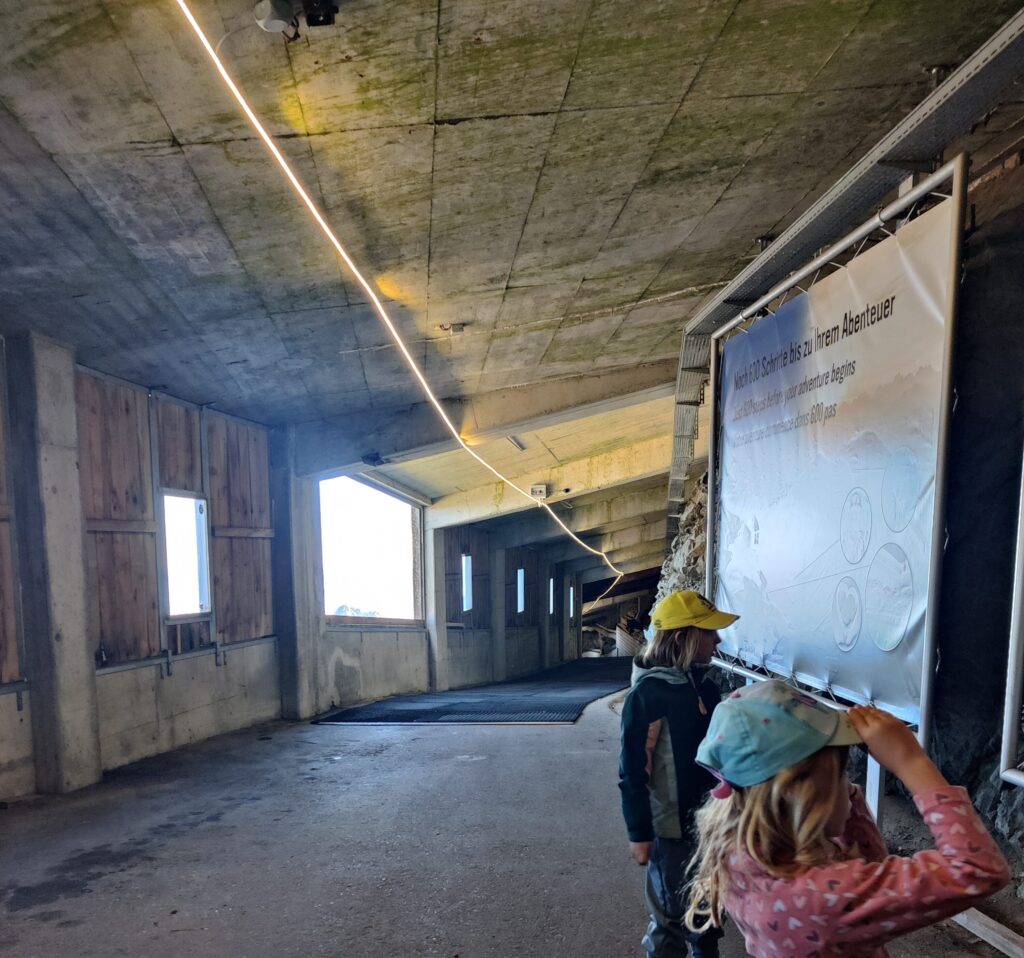 Tunnel von der Brienzer Rothornbahn zum Sessellift der zum Berghaus Eisee führt