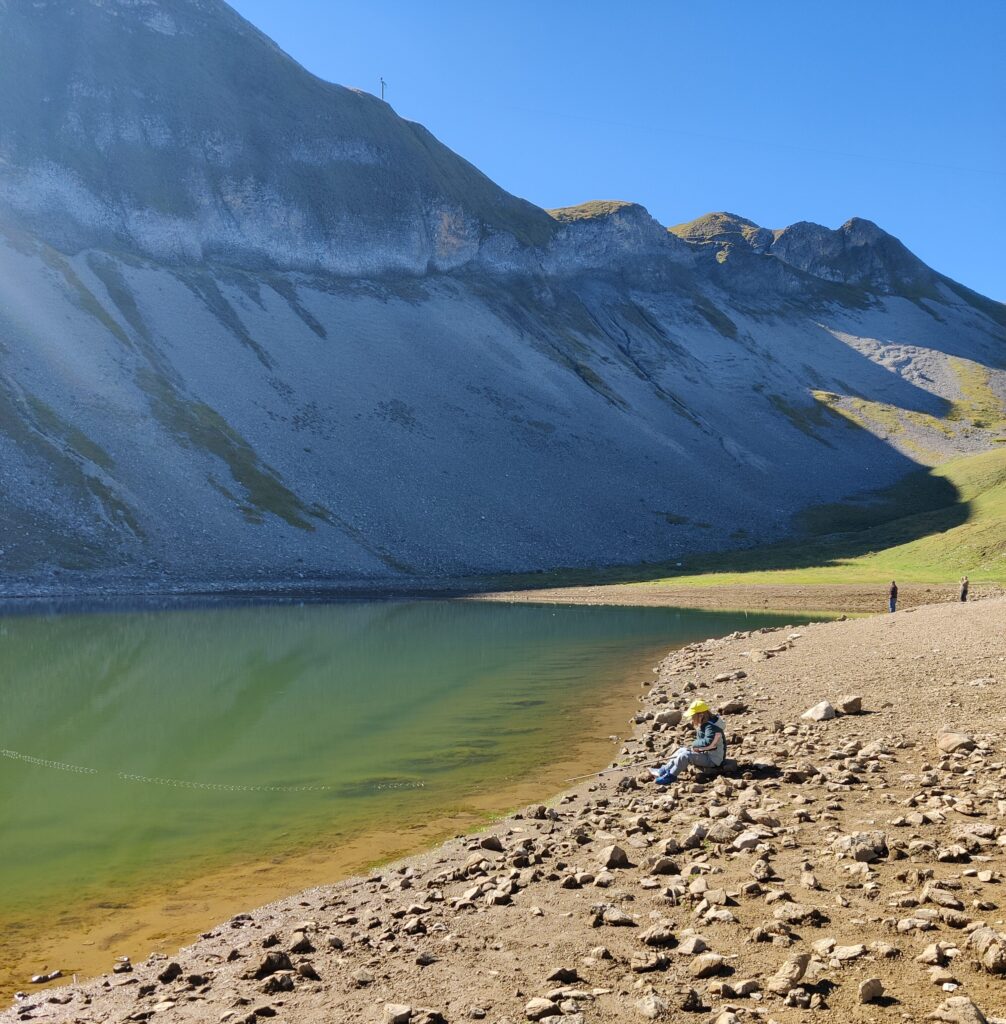Eine junge Anglerin am Eisee oberhalb von Sörenberg