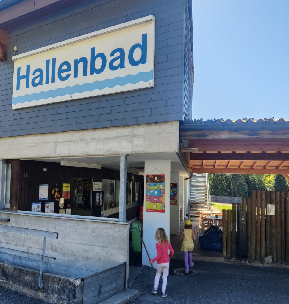 Das Hallenbad von Aussen in Sörenberg mit seinem Eingang