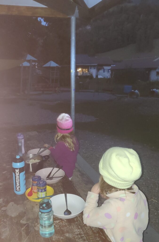Der Rägäbogä-Spielplatz in Giswil mit Spagetti-Essen bei einbrechender Dunkelheit