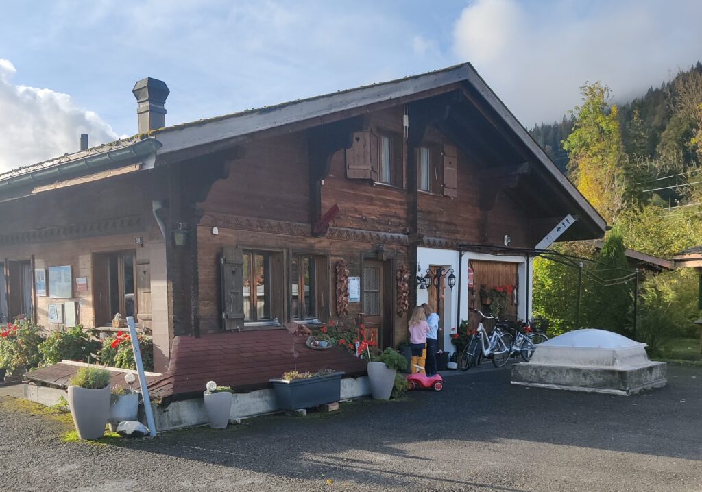 Das Rezeptionshäuschen des Camping Bellerive in Gstaad