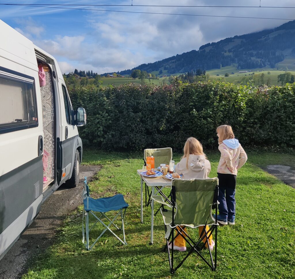 Frühstück auf dem Camping Bellerive in Gstaad neben dem Van draussen in der Sonne