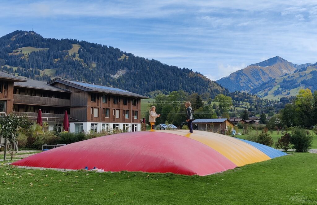 Das Trampolin der Erlebniswelt Alpenruhe in Saanen