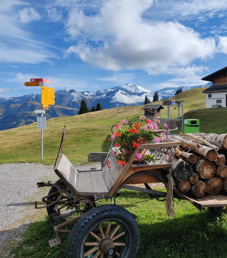 Die Bergstation Wispile in Gstaad, Start vieler Wanderungen mit Wegweiser