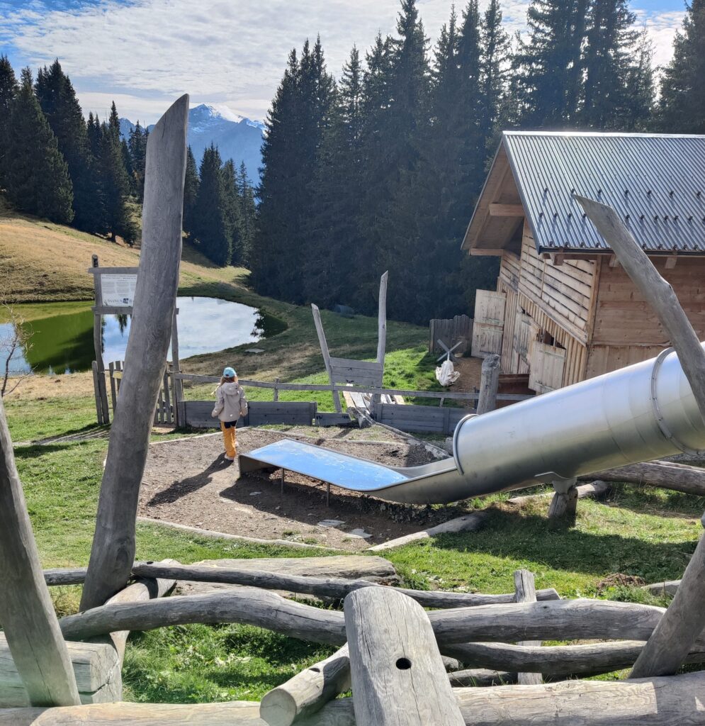 Der Spielplatz neben dem Berghaus Wispile oberhalb von Gstaad