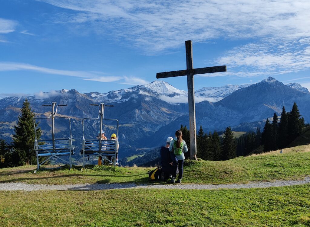 Das Gipfelkreuz nahe dem Berghaus Wispile